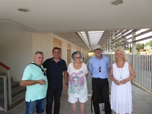 Los tres nuevos inquilinos de las Viviendas Tuteladas junto a la concejala Beatriz Pérez-Hickman y Bernabé Cano, alcalde de La Nucía