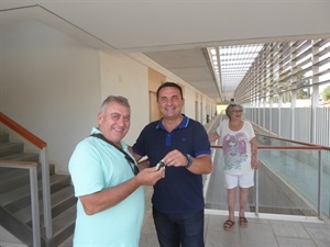 Bernabé Cano, alcalde de La Nucía, entregando las llaves de una vivienda tutelada