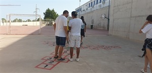 Los jóvenes voluntarios realizaron esta actividad en el patio del Colegio La Muixara