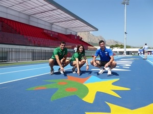Los atletas de la Comunitat Valenciana Jorge Ureña, Bárbara Hernando y Enrique Llopis, en la pista de atletismo de La Nucía