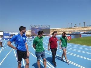 Los tres atletas Jorge Ureña, Bárbara Hernando y Enrique Llopis, visitando la pista junto a Bernabé Cano, alcalde de La Nucía