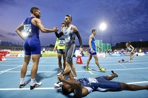 Óscar Husillos saludando a sus rivales tras vencer en la final de 400 metros