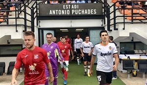 Salida de los dos equipos al estadi "Antonio Puchades"