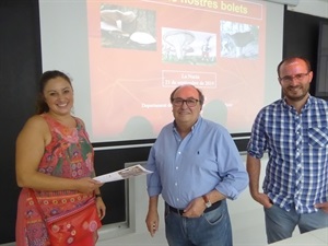 Una de las participantes recibiendo su diploma de manos de Pedro Lloret, concejal de Seu Universitària de La Nucia y el profesor del curso Antoni Belda