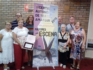 Los actores y actrices del Grupo "La Casilla" con su premio en Santa Pola