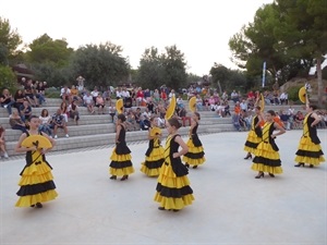 El pequeño anfiteatro al aire libre del CEM fue el marco de las actuaciones entre ellas la de la Escuela de Danza de de La Nucia