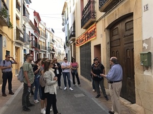 Pedro Lloret, concejal de Cultura, explicando características del carrer Major