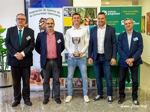 Berant Serasols ganó el I Open de Ajedrez Costa Blanca y recibió el premio de manos de Sergio Villalba, concejal de Deportes y Francisco Cuevas, pte. FACV
