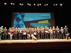 Todos los galardonados anoche en las II Distinciones Nacionales a Guías, Perros y Unidades Caninas Policiales sobre el escenario de l´Auditori