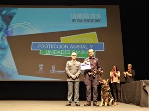Kloe y el Agente Gabriel Saceda de la Policía Local de Villalbilla recibieron galardón por las Iniciativas y Buenas Prácticas de las Unidades Caninas Policiales