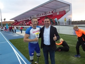 El atleta paralímpico británico Richard Whitehead junto a Sergio Villalba concejal de deportes de La Nucia