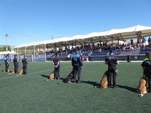 Los 30 agentes junto a los perros policías participaron en esta actividad