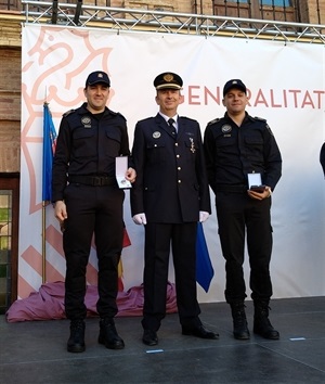 Javier Burrueco, oficial jefe de la Policía Local de La Nucia junto a los agentes Iván Carrión y Santiago Soler ayer en las condecoraciones