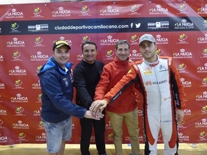 Los pilotos que se juegan el nacional Iván Ares y José María López junto al piloto local Miguel Fuster y Bernabé Cano, alcalde de La Nucía