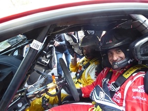 El piloto Miguel Fuster y Bernabé Cano, alcalde de La Nucía, dentro del Ford Fiesta R5