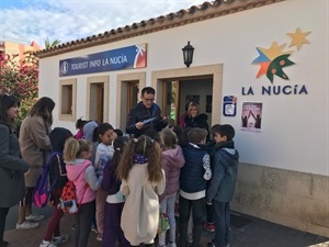 La actividad arranca en la Oficina de Turismo de La Nucía, donde los escolares reciben en mapa-callejero de La Nucía