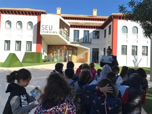 Una de las paradas del “Recorregut Històric per La Nucia” se realiza en al Seu Universitària