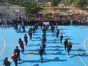 Los alumnos y alumnas del IES La Nucía fueron de negro para guardar el minuto de silencio