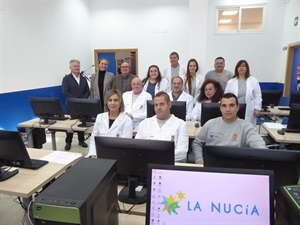 Los 10 alumnos-trabajadores de Et Formem junto a sus profesores y los concejales Pedro Lloret y Seraf´´in López