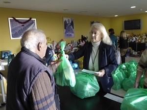 La concejala Beatriz Pérez en la entrega de paquetes extraordinarios de Navidad