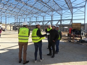 Bernabé Cano, alcalde de La Nucía, y los concejales Sergio Villalba y Miguel Ángel Ivorra, visitando las obras del Segundo Pabellón