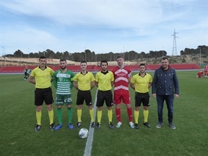 Los dos capitanes junto al equipo arbitral y Sergio Villalba, concejal de Deportes.