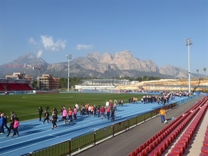 Los participantes atravesaron la Pista de Atletismo