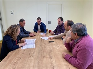 Las dos nuevas empresas en una reunión en el Lab_Nucia con Frederik Herweijer, concejal de comercio, Juanjo Ivorra, secretario de AECNU y Toni Buades, coordinador del Lab_ Nucia