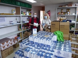 Una técnica y Beatriz Pérez-Hickman en el almacén del Programa de Alimentos