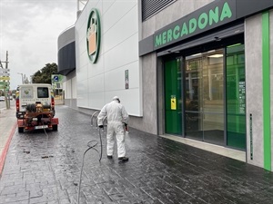 Esta mañana desinfectando el acceso al Mercadona de Casco Urbano, que ha abierto hoy sus puertas