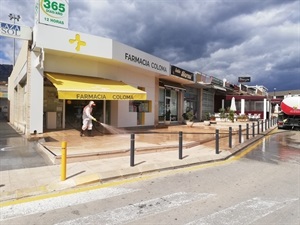 Limpieza accesos de las farmacias del municipio