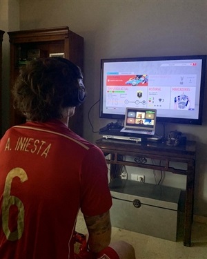 El jugador nuciero Alfredo Pedraza minutos antes de iniciar el enfrentamiento virtual