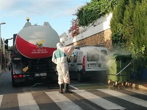 La desinfección y limpieza a presión de todos los contenedores situados en la vía pública en La Nucía es otra actuación prioritaria