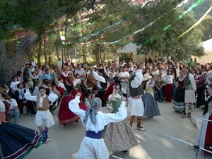 Danses delante de la ermita de Sant Vicent del Capttivador