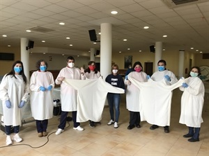 Los sanitarios del Centro de Transfusión de la delegación de Alicante recogieron las batas de la “Costura Solidaria” de manos de la concejala Mª Jesús Jumilla