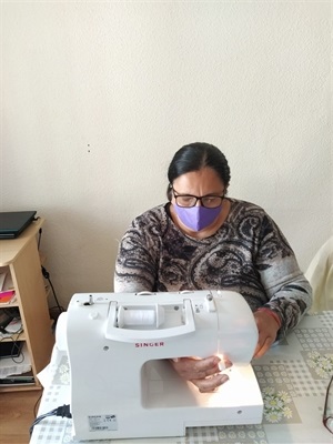 Los voluntarios como Liliana Ioisa cosen en sus casas con el material que les facilita el Ayuntamiento y que recoge posteriormente