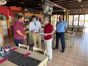 Los técnicos municipales y Miguel Ángel Ivorra, concejal de Urbanismo, visitando el Restaurante Carbón