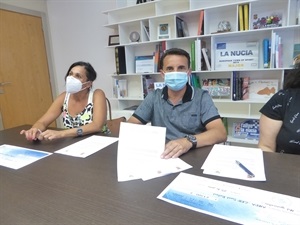 Bernabé Cano, alcalde de La Nucía, firmando el acuerdo de colaboración para la subvención de las AMPAS