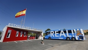 Llegada del autobús de la Real Sociedad al Estadi Olímpic Camilo Cano
