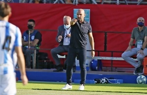 Paco López, entrenador del Levante UD, dando instrucciones desde la banda