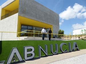 José Luís Campos, arquitecto del Lab_Nucia y Bernabé Cano, alcalde de La Nucía, delante del edificios