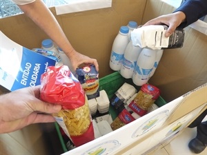 Punto Solidario donde los clientes del Supermercado pueden depositar sus donaciones para el Programa de Alimentos