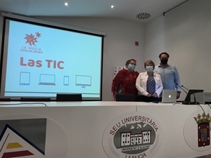 Toni Buades, Social media de Ayuntamiento de La Nucía, que impartió el taller junto a Manoli Romero, pta. AMPA y Silvia Llopis, secretaria AMPA