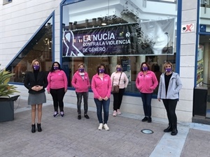 Las concejalas Gemma Márquez y Mª Jesús Jumilla junto a l’Associació de Dones de La Nucia ayer en el Centre Juvenil
