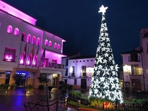 La estrella de la navidad sobre el árbol ya luce en la plaça Major
