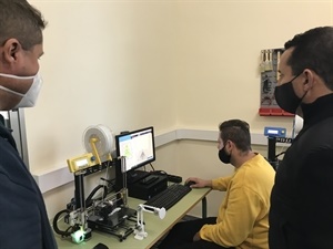Un alumno del curso practicando con impresora 3D