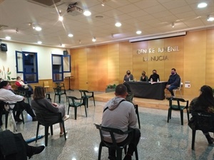 En la reunión estuvieron Joanna Powell, representante de Vectalia, los concejales Mª Jesús Jumilla y Sergio Villalba y Bernabé Cano, alcalde de La Nucía