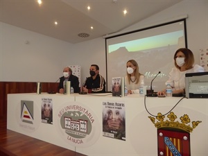 Vigela Lloret, coach y comunicadora, MªJosé Marcos, autora, Bernabé Cano, alcalde de La Nucía y Pedro Lloret, concejal de Cultura