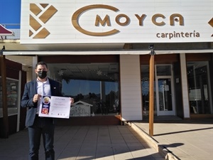 Frederik Herweijer, concejal de comercio con el diploma que acredita ganador del concurso al establecimiento Moyca Carpintería