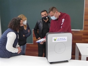 Sergio Villalba, concejal de Educación, explicando el funcionamiento del purificador a las profesoras de la Escuela de Adultos